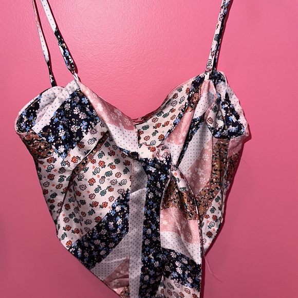 Triangle tie top with floral print - Picture 2 of 3